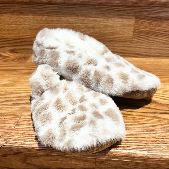 Slipper Socks With Grippers S/M (5-7) White with Taupe Spots NWT - Picture 6 of 9